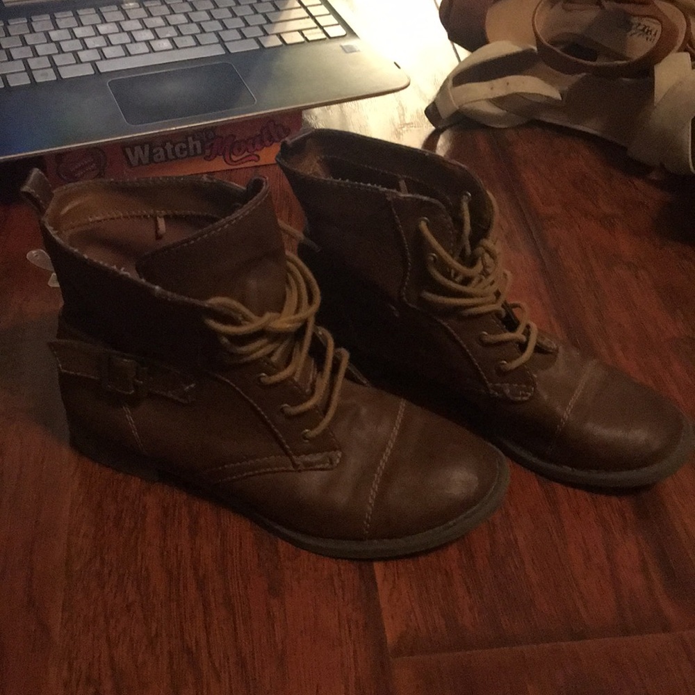 Short brown boots